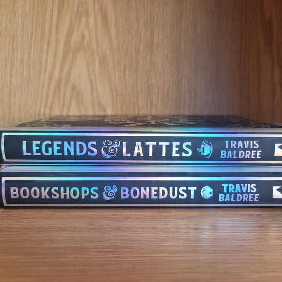 **NEW,SIGNED** Legends & Lattes, Bookshops & Bonedust, Travis Baldree, Fairyloot - Picture 4 of 16